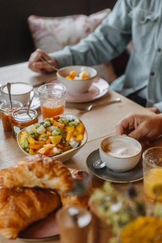 una tavola ricoperta di piatti e ciotole di cibo di Haus Braunarl a Lech am Arlberg