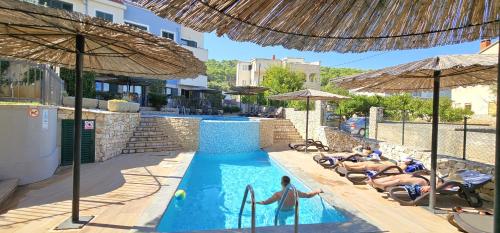 Lovely 2 pool Apt, 350m to beach, 6km from Trogir - Apt Sunny Relax