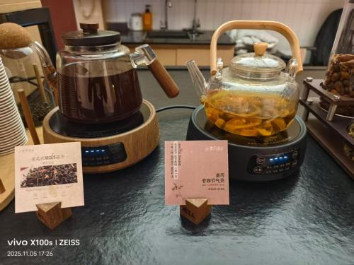 a tea kettle on a counter next to a tea pot at Moli Hotel Beijing Huguosi Ping'anli Subway Station Branch in Beijing