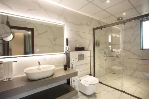 Koupelna v ubytování Le Crown Hotel