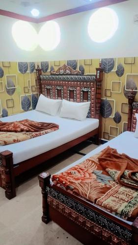 En eller flere senge i et værelse på Hotel crown palace