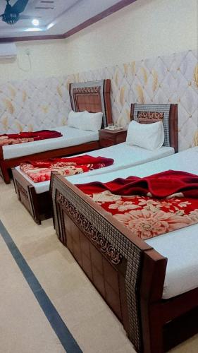 En eller flere senge i et værelse på Hotel crown palace