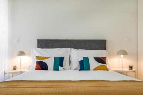 En eller flere senge i et værelse på Antas Park with pool and gym - to work & leisure