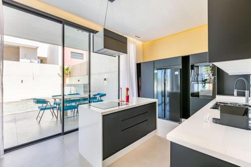 Kuchyň nebo kuchyňský kout v ubytování Luxury Villa, Design, Comfort, Heated Pool, Games