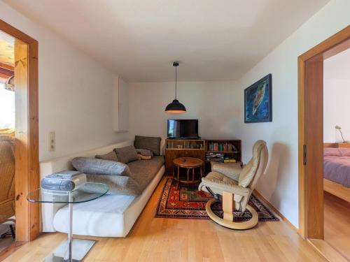 una sala de estar con un sofá y una mesa en Seehaus Ossiachersee, en Altossiach