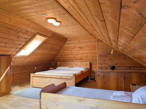 Un dormitorio con dos camas en una cabaña de madera. en Seehaus Ossiachersee, en Altossiach