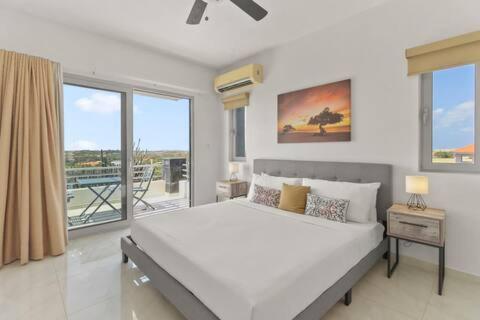 Ένα ή περισσότερα κρεβάτια σε δωμάτιο στο Ocean View Mansion 8 min to Palm Beach