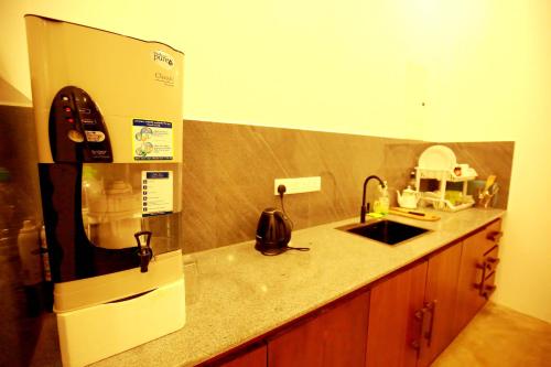 HiriketiyaにあるPeak Houseの冷蔵庫とシンク付きのキッチン
