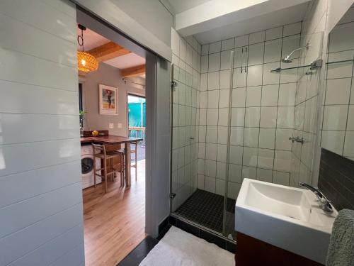 ein Badezimmer mit Dusche und Waschbecken in der Unterkunft Olive Cottage Scarborough Seaside Village in Scarborough