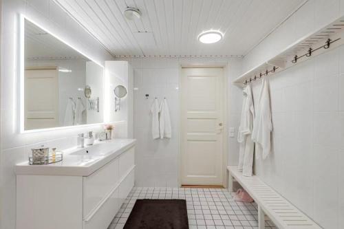 ヴァンターにあるNordic Nest Bの洗面台と鏡のある白いバスルーム