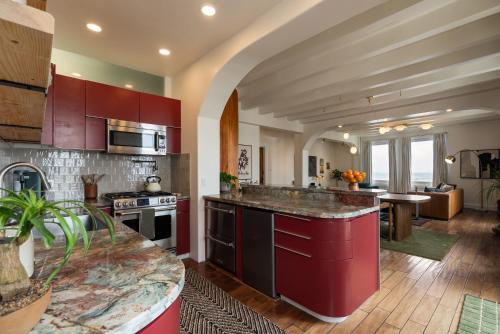 Η κουζίνα ή μικρή κουζίνα στο Ocean-View 1BR Condo in Historic Cooper Arms