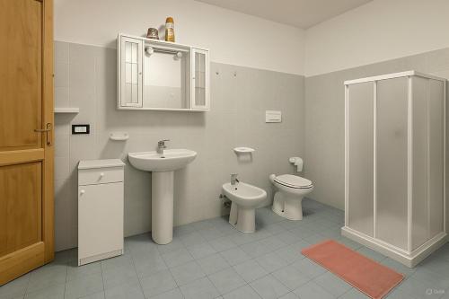 ein Badezimmer mit Waschbecken, Toilette und Dusche in der Unterkunft Appartamento Dolomiti Perarolo Tramonti sul Boite in Perarolo di Cadore