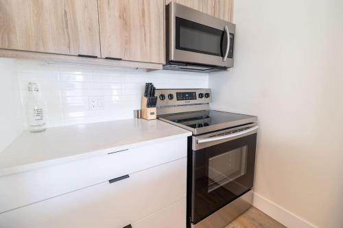 een keuken met een fornuis en een magnetron bij Corporate Stays Junction 2 Bedrooms in Halifax