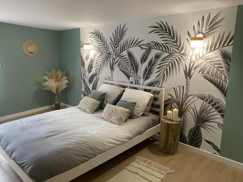 a bedroom with a bed with a mural of palm trees at Casa mattmila in Haulmé