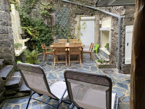 an outdoor patio with a wooden table and chairs at Casa mattmila in Haulmé