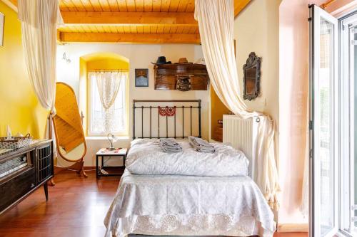 Postel nebo postele na pokoji v ubytování Kalavrita Winter Retreat - Homely Spacious Chalet