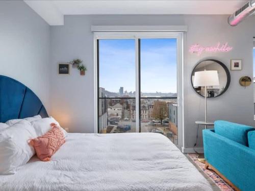 En eller flere senge i et værelse på CozySuites Deluxe SDO Lawrenceville