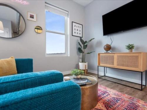 Et tv og/eller underholdning på CozySuites Deluxe SDO Lawrenceville