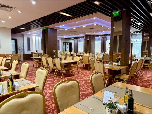 een eetkamer met tafels en stoelen bij Central Hotel Sofia in Sofia