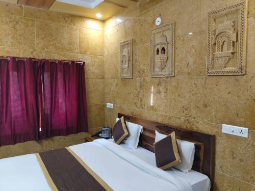 Ένα ή περισσότερα κρεβάτια σε δωμάτιο στο hotel haveli jaisalmer