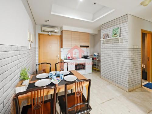a kitchen and dining room with a table and chairs at Strategic 2BR Capitol Apt Pool, Gym, Wi-Fi in Jakarta