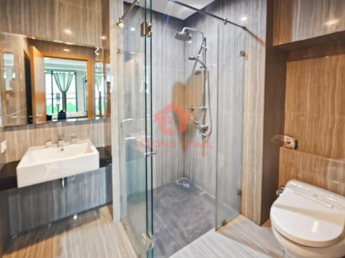 une salle de bains avec douche, toilettes et lavabo dans l'établissement Strategic 2BR Capitol Apt Pool, Gym, Wi-Fi, à Jakarta