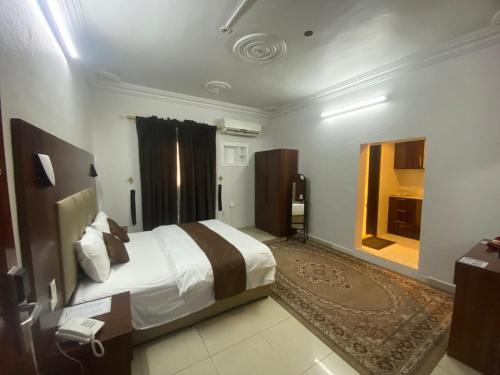 a hotel room with a bed and a window at العييري للشقق المخدومة المدينة 3 in Al Madinah