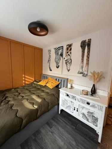 ein Schlafzimmer mit einem Bett und einer weißen Kommode in der Unterkunft Lovely flat close to Tewkesbury town centre! in Tewkesbury