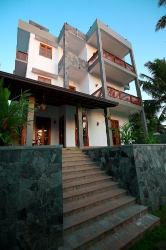 una casa con scale che portano ad essa di Peak House a Hiriketiya