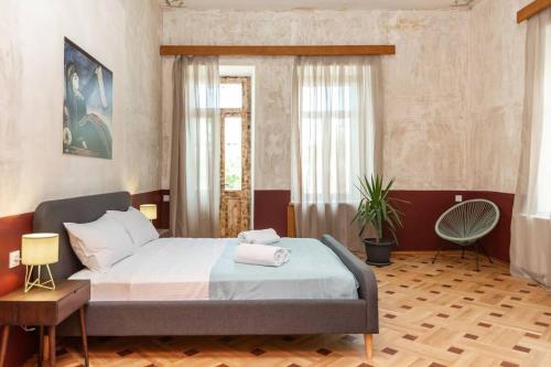 Wehost apartment rustic interior tesisinde bir odada yatak veya yataklar