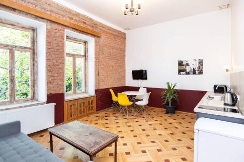 Wehost apartment rustic interior tesisinde mutfak veya mini mutfak