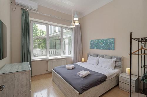 Wehost Apartment on a colorful street