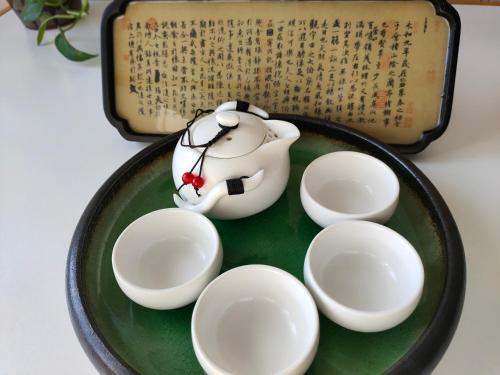 een theepot op een bord met vier kommen bij Arthome in Milaan