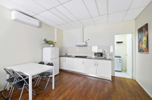 Kuchyň nebo kuchyňský kout v ubytování Chadstone Holiday W2 Villa