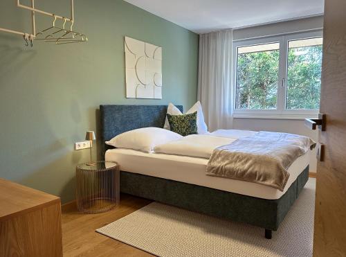 Ένα ή περισσότερα κρεβάτια σε δωμάτιο στο "FOUR" - Premium Apartments Seekirchen, Stilvolle 3-Zimmer Wohnung mit Balkon