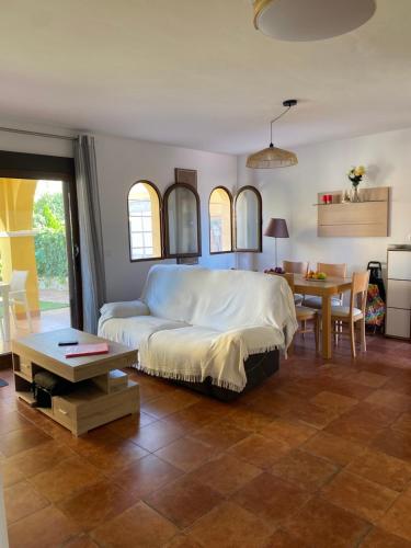 een slaapkamer met een bed en een tafel erin bij Beautiful apartment with gardens - sea and mountain views in Isla Plana