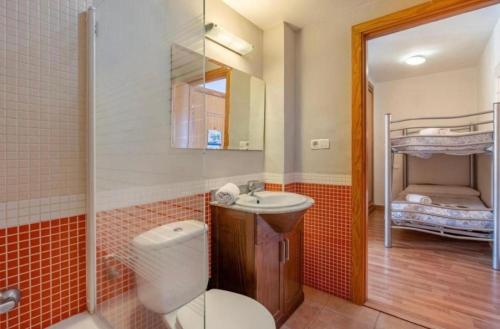 een badkamer met een wastafel, een toilet en een stapelbed bij House SUNNY Sierra Nevada Estudio con wifi in Sierra Nevada