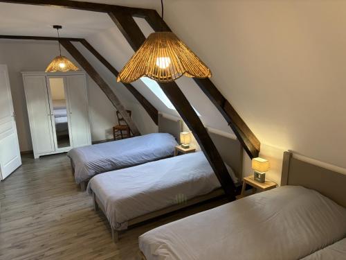 Ένα ή περισσότερα κρεβάτια σε δωμάτιο στο Le moulin de Houbronne