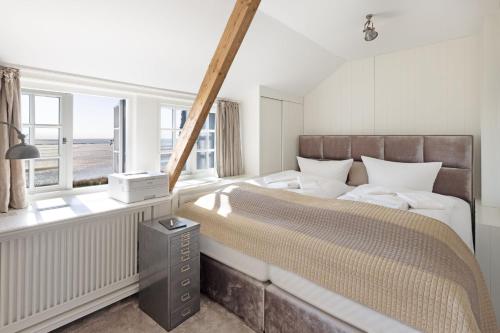 een slaapkamer met een groot bed en een raam bij Seaside in Klappholttal