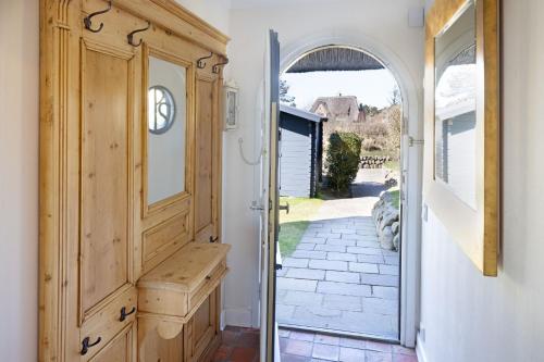 een ingang naar een hal met een open deur bij Seaside in Klappholttal