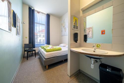 Postel nebo postele na pokoji v ubytování Auberge de Jeunesse de Tournai - Youth Hostel