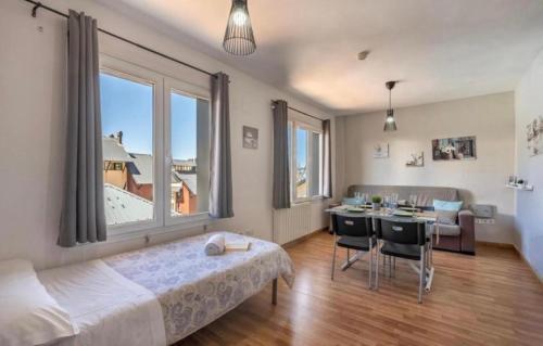 een slaapkamer met een groot raam en een tafel en stoelen bij House SUNNY Sierra Nevada Estudio con wifi in Sierra Nevada