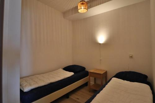 a small room with two beds and a table at Appartement Residence Sudersee in Holle Poarte