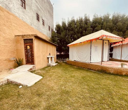 Aed väljaspool majutusasutust Kala Kutir Mud Stay near Taj Mahal King sized bed