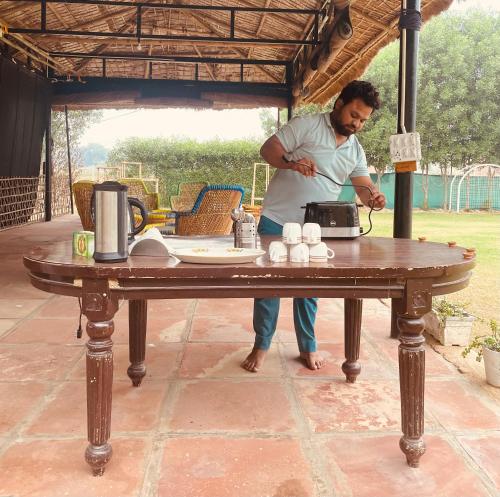 Majutusasutuse Kala Kutir Mud Stay near Taj Mahal King sized bed külastajad