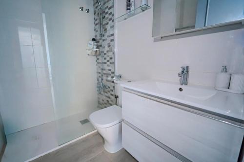 Spacious 3-Bed Apartment with Stunning Lake Views