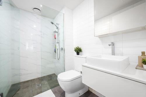 un bagno bianco con un water e un lavandino di Southbank 2BR Apartment Steps from Crown Casino a Melbourne