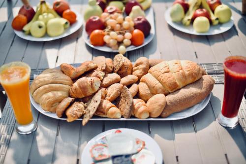 开罗Legend Pyramids Inn Hostel的餐桌上摆放着食物和饮料