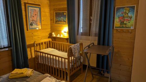 Ein Bett oder Betten in einem Zimmer der Unterkunft Une maison chaleureuse et accueillante au cœur de la Chartreuse