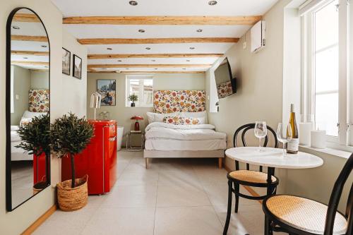 ein Wohnzimmer mit einem Bett und einem Tisch und Stühlen in der Unterkunft The 1880 Authentic Bergen Dream I 500m to Bryggen in Bergen